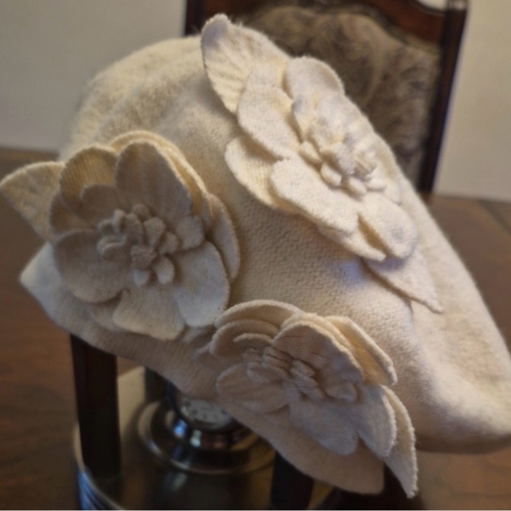 Betmar New York Women's White Floral Beret One Size Wool